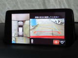 【360&deg;ビュー・モニター】前後左右4つのカメラ映像をさまざまな走行状況に応じて切り替えてセンターディスプレイに表示することで、駐車時や狭い道でのすれ違い時、見通しの悪い交差点進入時でも安心感を高めます。