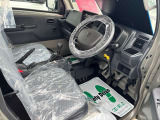 運転席はこちらです。プライベートな車内なのでリラックスできる空間を。