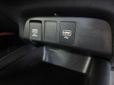 【POWEROUTLET】12V電源ソケットを設置しております。周辺機器の充電にご利用頂けます。便利なUSBジャックも付いています。