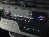【オートエアコン】一度お好みの温度に設定すれば、車内の温度を検知し風量や温度を自動で調整。暑い&hellip;寒い&hellip;と何度もスイッチ操作をする必要はありません。快適な車内空間には必須の機能ですね♪