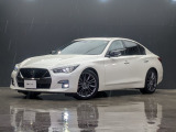 ダイナミックなVモーショングリルと鋭い眼光のLEDヘッドライトが印象的なフロントビュー。スポーティなエアロフォルムと大径アルミホイールが、プレミアムセダンならではの威風堂々とした佇まいを演出します。