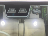 【スマートアシスト】走行中に前方の車両等を認識し、衝突しそうな時は警報とブレーキで衝突回避と被害軽減をアシスト。より安全にドライブをお楽しみいただけます。