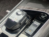先進的なデザインの電磁式シフトレバー。ドライブモード切替やオートブレーキホールドスイッチをまとめ、操作性を高めています。