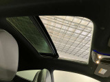 パノラミックルーフで明るい車内と開放感あるドライブをお楽しみいただけます。