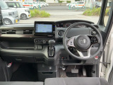 ドライバーを包み込むように、ディスプレーやスイッチ、コンソールを配置。座った瞬間から運転への期待が!空間そのものの心地よさにこだわっています。