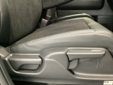 【シートレバー】ただ座るだけじゃない、運転のしやすさを決める大事なスイッチ。視界を広げたり、腰への負担を減らしたり。体型に合わせてジャストフィットさせるこの瞬間、さあ走るぞって気合が入ります。