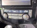 【左右独立型フルオートエアコン】運転席と助手席でそれぞれお好みの温度に設定可能。同乗者にも配慮した、快適な空調をお届け致します。