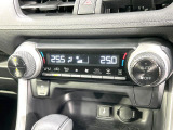 【オートエアコン】一度お好みの温度に設定すれば、車内の温度を検知し風量や温度を自動で調整。暑い&hellip;寒い&hellip;と何度もスイッチ操作をする必要はありません。快適な車内空間には必須の機能ですね♪