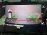 ギアをリバースに入れると車両後方の映像を映し出します。画面にはガイドラインが表示され、車庫入れや縦列駐車などの際に安全確認をサポートします。