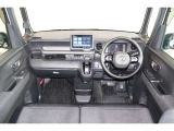 操作性に優れた運転席となります!小物入れや各ボタンの配置にこだわり、使いやすいです!座り心地もよく視認性も良好なのでロングドライブもお任せ下さい!