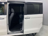 【両側オートスライドドア】子供を乗せたりするのにも隣のお車を気にせずストレスフリー★雨の日などはリモコンキーからドアの開閉ができとても便利な両側オートスライドドア★