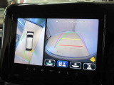 全方位モニター付きです。車両を上から見たような映像をナビゲーション画面に表示。運転席からの目視だけでは見にくい、車両周辺の状況をリアルタイムでしっかり確認できます。