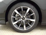 【アルミホイール】社外アルミなので車に似合うデザインになっていますね。スタッドレスタイヤもご相談下さい。