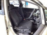 フロント広々、セパレートシートの運転席は、ハイトアジャスターが付いているので、快適にドライブができます。ハンドルはチルトステアリングで、ハンドル位置を上下に調節できます。
