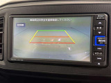 後方の見える安心をお届けするバックガイドモニター付:バックするときのアシストラインもあって楽々バック!車庫入れや縦列駐車をサポートし、苦手な駐車も安心です!今やもう手放せない装備ですネ♪