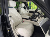 質感の高いレザーシートでございます。使用感が出やすい運転席ですが、綺麗な状態を保っております。前席の状態は内装の状態を見る大きなポイントになると思いますので、是非一度、実際にご覧くださいませ。