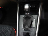 CVT(無段変速)のオートマチックです。フロアシフトがとても使い易いです。また高燃費に貢献するのもこのオートマチックです(*^_^*)