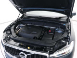 俊敏さとゆとりを両立した、Drive-E 2.0リッター4気筒直噴ガソリンターボエンジンは、高速道路でも市街地でも、あなたの意思に即座に応えるレスポンスを備えています。