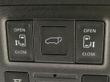 【パワーバックドア】スマートキーや運転席のボタンを押すだけでリアゲートが自動で開閉します!荷物を持っている時や、高い位置にあるバックドアを閉める際に便利な機能です♪