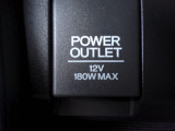 【POWEROUTLET】12V電源ソケットを設置しております。周辺機器の充電にご利用頂けます。