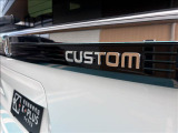 スタイリッシュなCUSTOMのロゴ入り