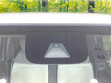 【ホンダセンシング】走行中に前方の車両等を認識し、衝突しそうな時は警報とブレーキで衝突回避と被害軽減をアシスト。より安全にドライブをお楽しみいただけます。