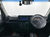 落ち着いたカラーの内装で、ゆったりと運転したい方に。