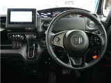 運転にかかわる様々な操作を安全に行えるように視点移動が少なく、操作性に配慮されたスイッチ類が凝縮されたコクピットです。