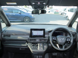操作性に優れた運転席となります!小物入れや各ボタンの配置にこだわり、使いやすいです!座り心地もよく視認性も良好なのでロングドライブもお任せ下さい!