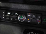 【オートエアコン】温度を設定すれば自動で快適な車内温度を保ちます。エアコン内部の高性能脱臭フィルターで車内のアレルゲンや花粉を除去。