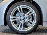 【BMWアロイホイル】軽量かつ強度に拘ったアロイホイル。走行性能ポテンシャルを引き出す設計。車の足元を引き締めてくれる大きなポイントはアロイホイルです。