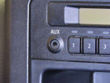 AUX端子を装備しております。