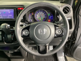 本革ハンドルの後ろには7速パドルシフトがあります。指先で操る事で、マニュアル車感覚のシフトチェンジが楽しめます。また、右にクルーズコントロール、左にオーディオリモコンスイッチがあります。