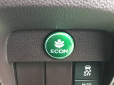【eコンスイッチ】低燃費運転をサポートするECONモード。スイッチをONすると、エンジンやトランスミッション、A/Cなどを協調制御し、燃費の向上に貢献。エコドライブの効果を高めます。