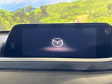 【8.8インチマツダコネクト】車内の雰囲気にマッチした大型のディスプレイ。スマホ接続でのナビ使用やBluetooth再生等、様々な機能が楽しめます。直感的なダイヤル操作が可能で、使い勝手も良好です。