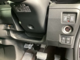 左側に高速で便利なETCがあり、また、便利な電動スライドドア、横滑りを防ぐVSAなどのスイッチは、運転席の右側、手の届きやすい位置にあります。