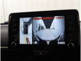 パノラミックビューモニター付きです。車両を上から見たような映像をディスプレイオーディオ画面に表示。運転席からの目視だけでは見にくい、車両周辺の状況をリアルタイムでしっかり確認できます。