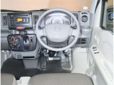【運転席からの視界】実際に乗るとこんな感じの視界です。十分に広い視界を確保しています。