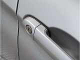 【デザインとの融合】BMWデザイナーが創り出したボディデザインを損なう事のない様に配置とデザインに拘っています。ドアノブについてもBMWの拘りに妥協はありません。