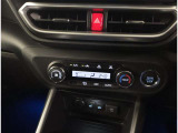 お車のキーはスマートキーです。キーを身につけた状態で車に近づき、ドアロックの解錠や施錠操作が出来ます。雨の日など両手がふさがっている時など、とっても便利ですね。