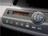 【オートエアコン】温度を設定すれば自動で快適な車内温度を保ちます。エアコン内部の高性能脱臭フィルターで車内のアレルゲンや花粉を除去。