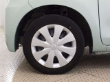 【ホイールカバー】純正なので車に似合うデザインになっていますね。スタッドレスタイヤもご相談下さい。