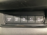 運転席脇のクラスタースイッチ部分にはカメラ切り替えスイッチ、パーキングセンサー、その他走行系スイッチを集中配置しております。