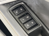【メモリー機能付フルパワーシート】ドライバー三名までのシートポジションを記憶するメモリー機能付きのフルパワーシートを装備します。ご家族でのご使用をお考えの方にもぜひおすすめさせていただきます。