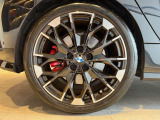 ☆BMWの代名詞とも言える【キドニーグリル】一目見ただけでBMW車であると認識できる確固たるアイコンとして存在感を放ちます☆