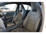 メルセデスのシートは少し硬めになっております。長時間の運転の際、適度な反発があることでお尻や腰の負担を減らす効果が御座います。