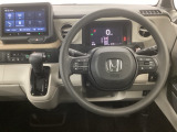 【ハンドル】運転にかかわる様々な操作を安全に行えるように視点移動が少なく操作性に配慮されたスイッチ類が凝縮されたコックピットです。