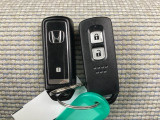 ☆スマートキー☆ドアの開錠・施錠はもちろんですが、エンジンをかけるときも鍵を取り出さなくて大丈夫ですよ♪両手に荷物をお持ちの時でも、大変便利で使い易い装備です☆
