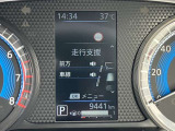 スピードメーター上に運転をサポートする様々な情報を表示してくれます。