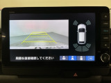リバースギアに入れるだけで後方の表示へ切り替わります。夜間や雨の日の駐車も楽になりますよ。
